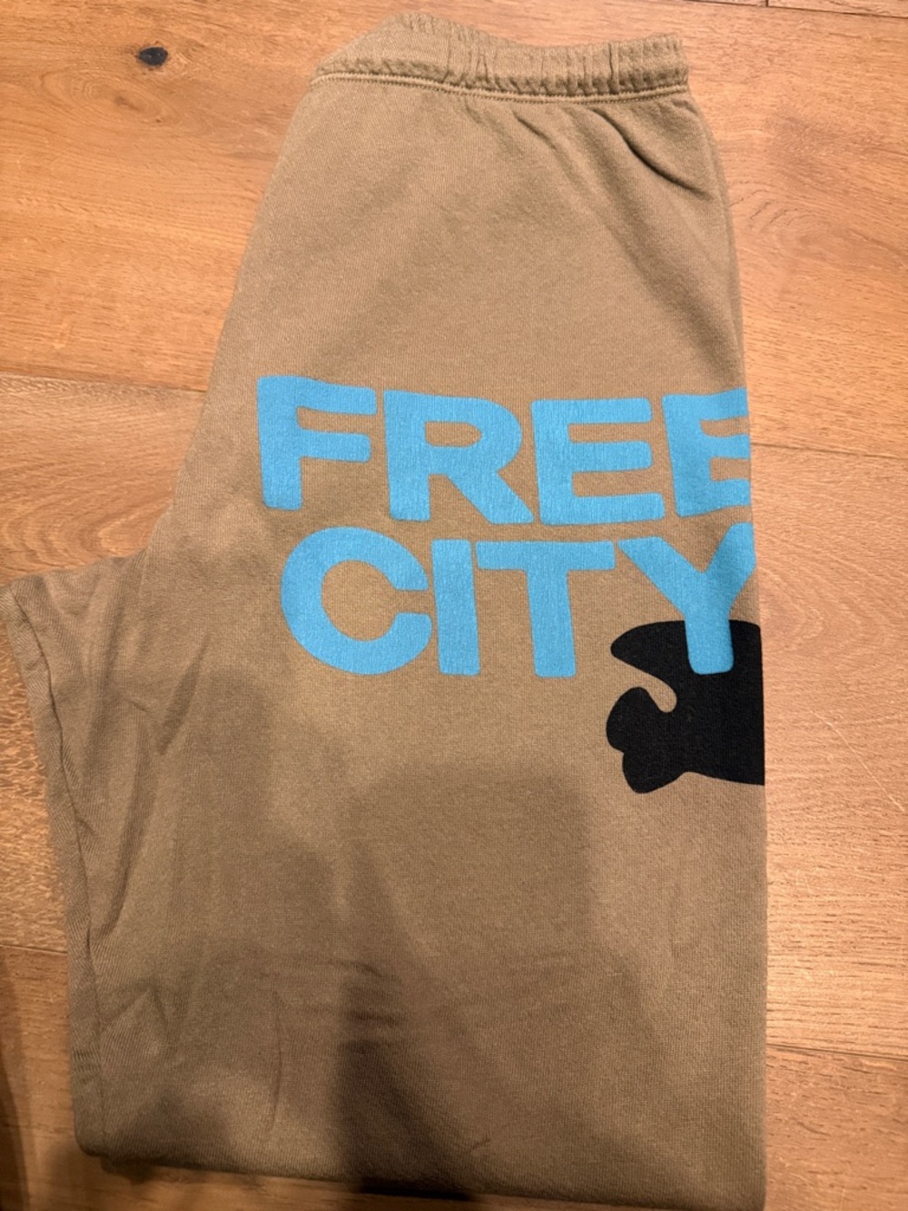 freecity sweats khaki with Blue Logo - Picture 4 of 6